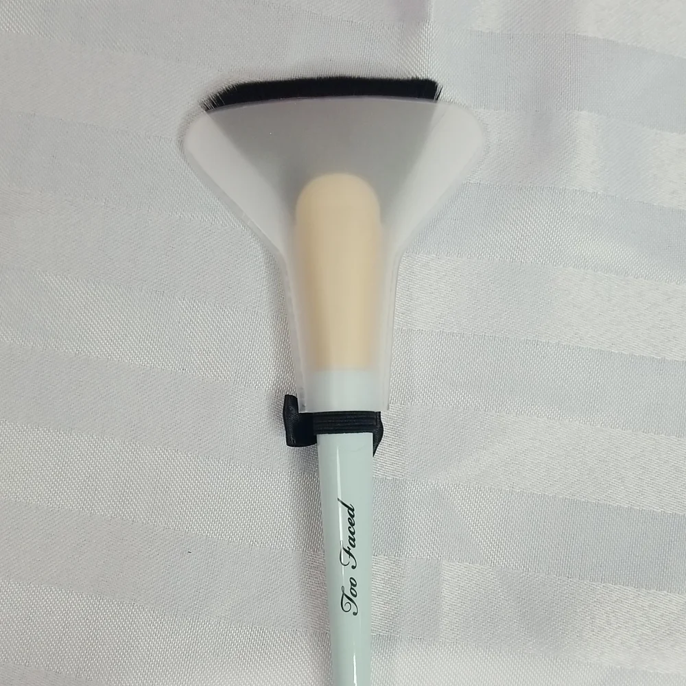 TOO FACED MR CHISELED CONTOUR BRUSH